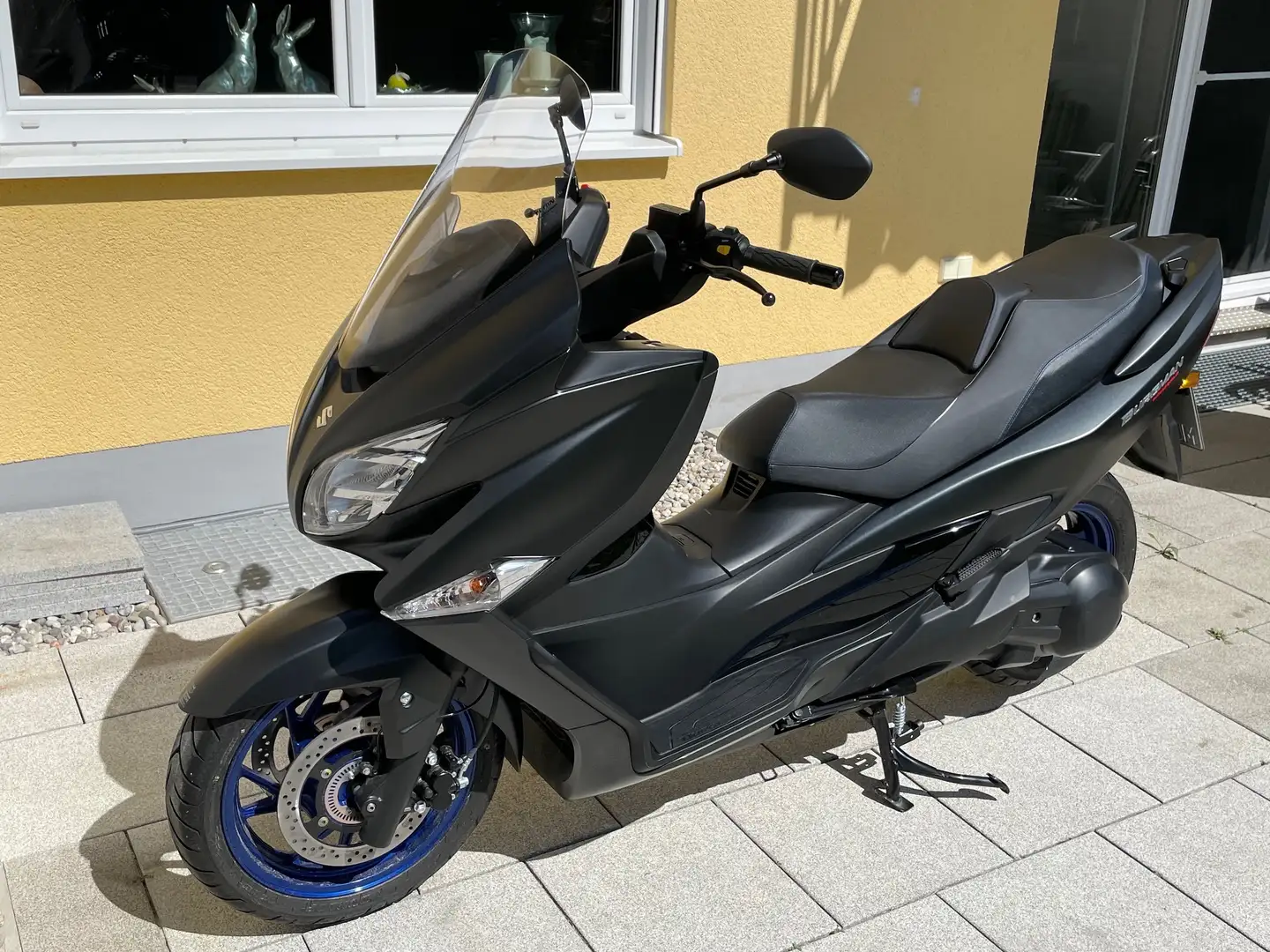 Suzuki Burgman 400 // Farbe: schwarz-matt // Felgenfarbe: blau Negro - 2