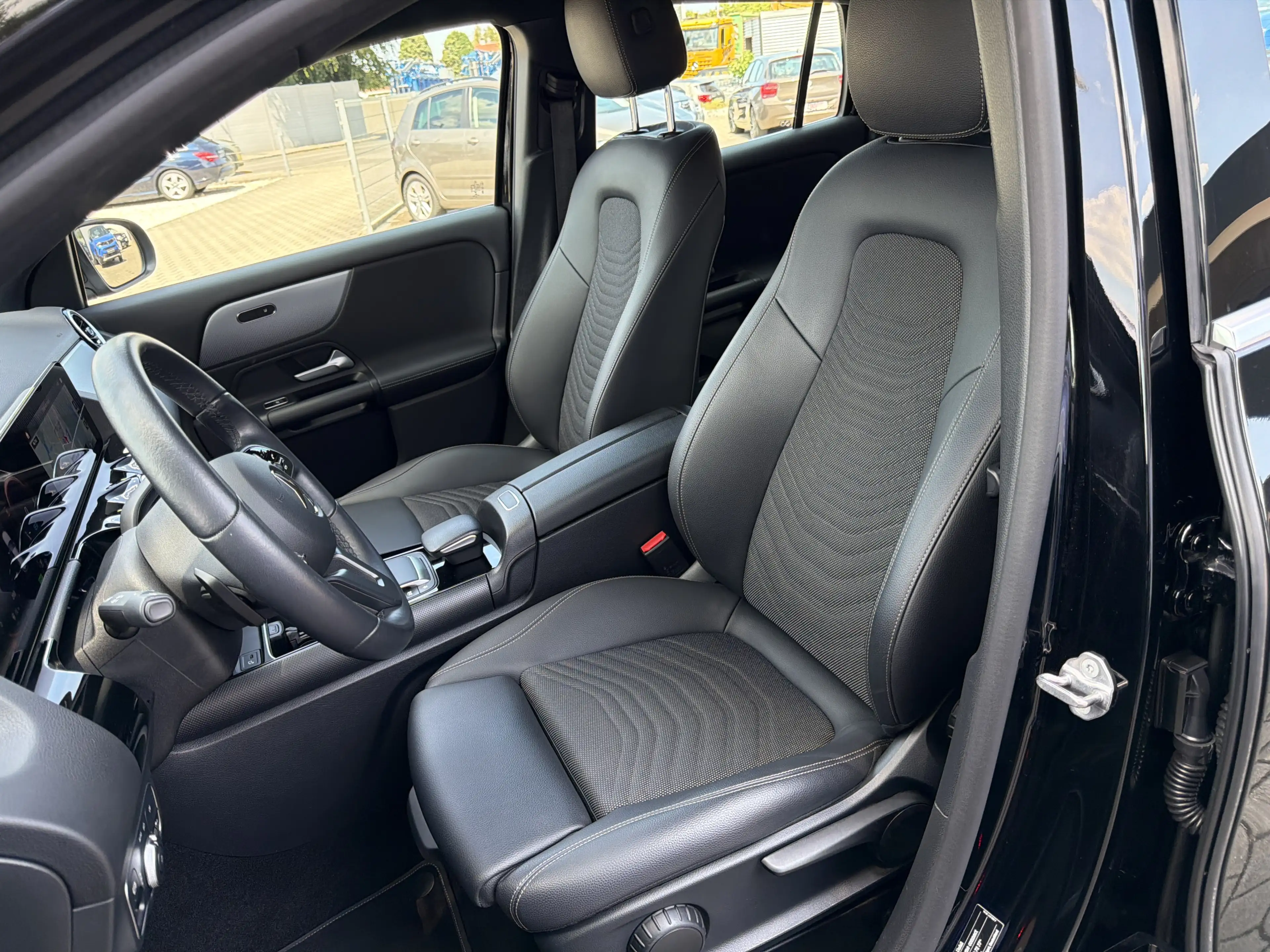 Mercedes-Benz GLA 250 e *MBUX*Navi*Carplay*Park*Digital Tacho — photo 9