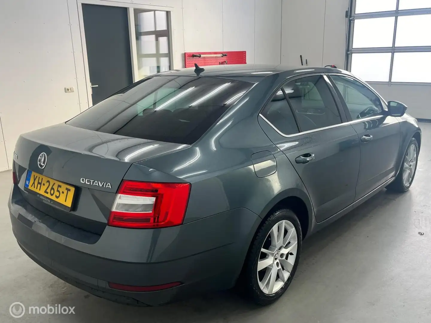 Skoda Octavia 1.6 TDI Automaat CarPlay Leer Stoelverwarming Gris - 2