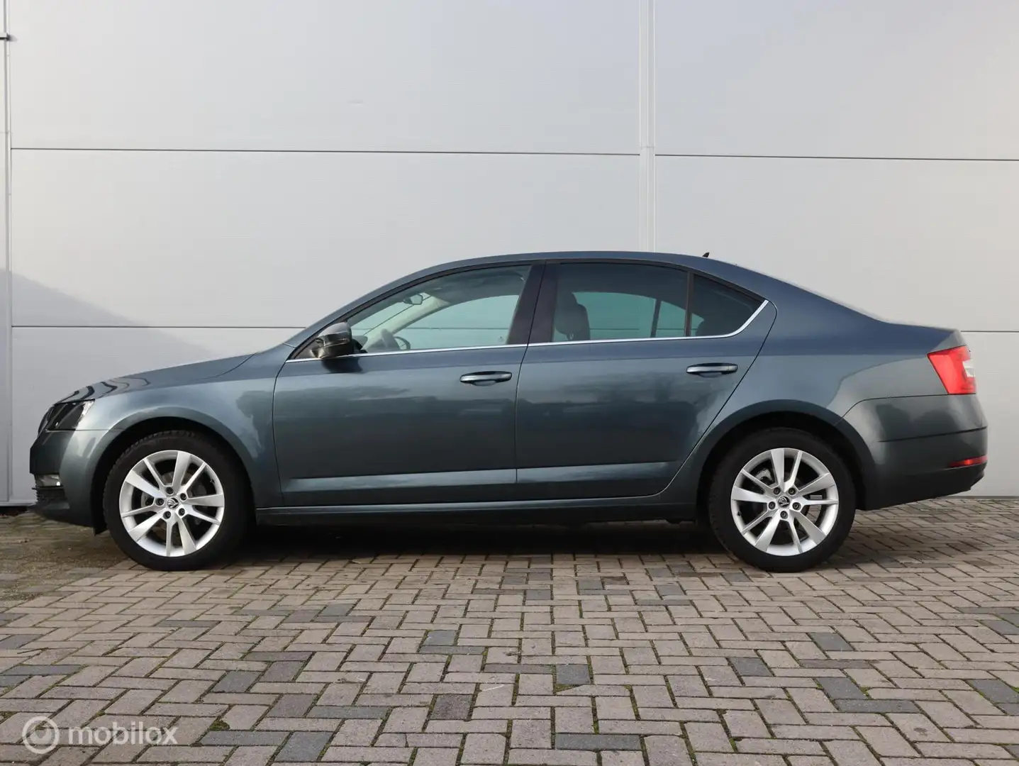 Skoda Octavia 1.6 TDI Automaat CarPlay Leer Stoelverwarming Gris - 2