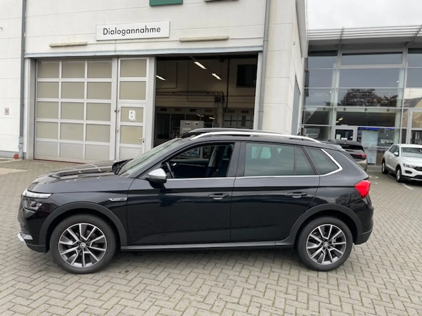Skoda Kamiq 1.0TSi Scoutline AHK R-Kamera Navi LED Sitzheiz... Schwarz - 2