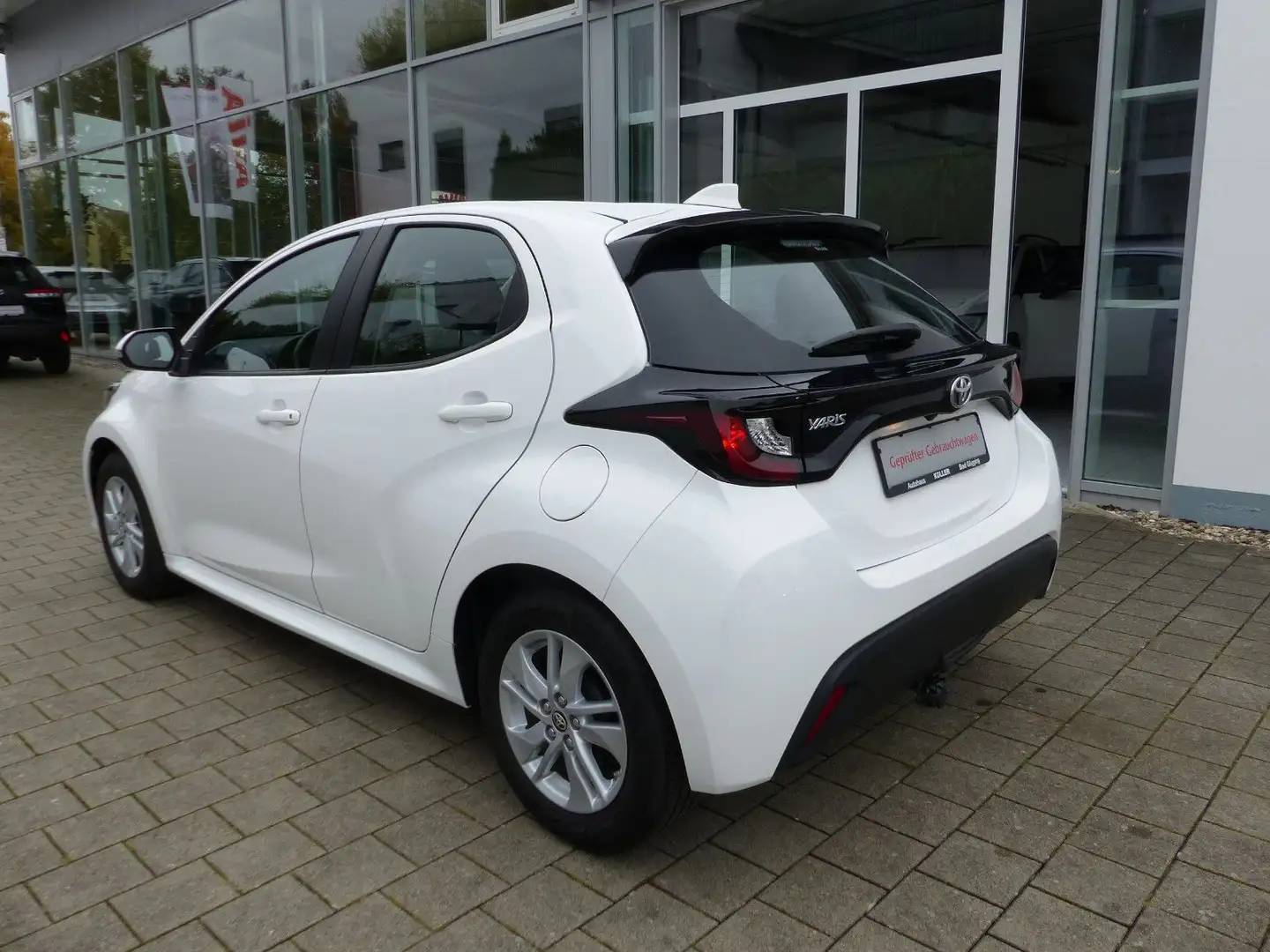 Toyota Yaris 1.5 Comfort Klima DAB Kamera SHZ AHK Alu Weiß - 2