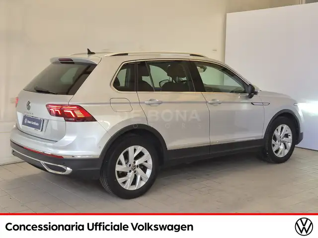 Volkswagen Tiguan view 4