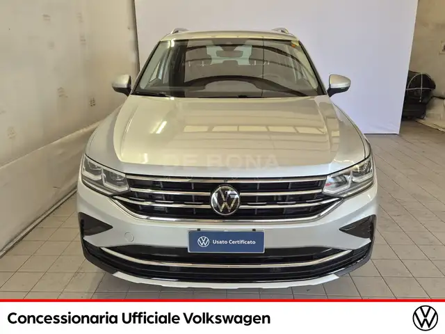 Volkswagen Tiguan view 3
