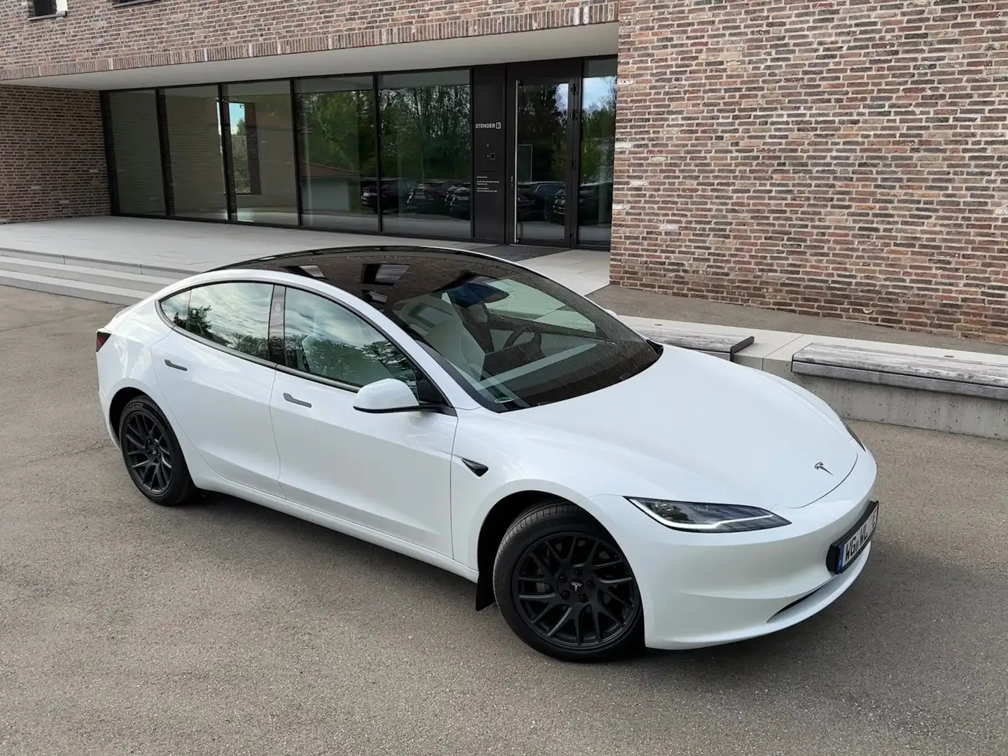 Tesla Model 3 RWD Highland Facelift white / white Biały - 1