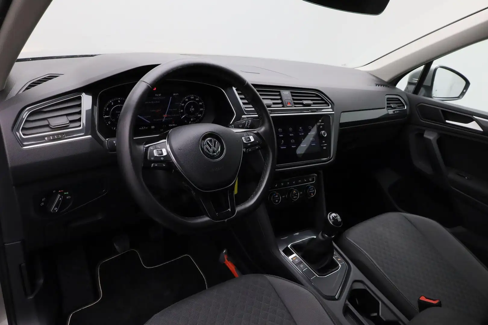 Volkswagen Tiguan 1.5 TSI 150 pk ACT Comfortline Business | Panorama Grau - 2