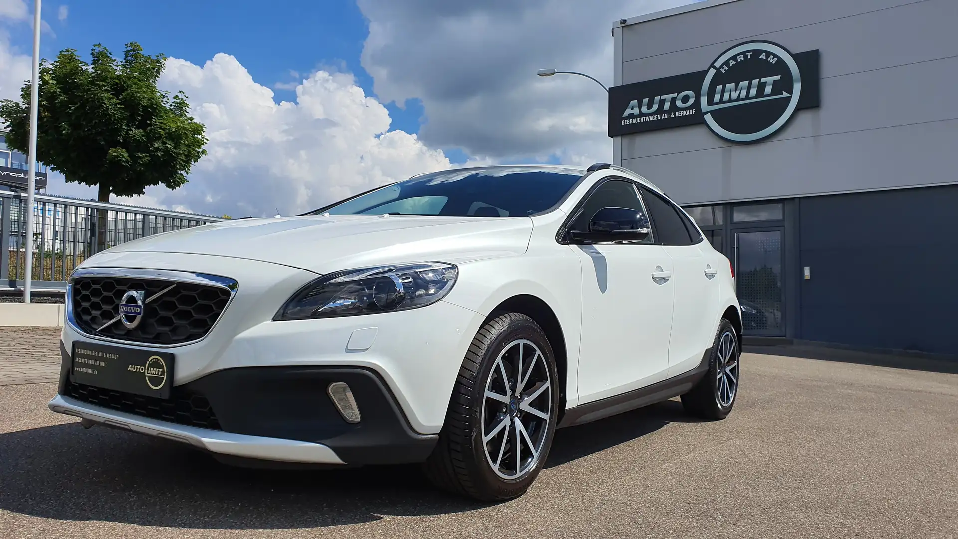 Volvo V40 Cross Country D3 Geartronic Momentum Alb - 1