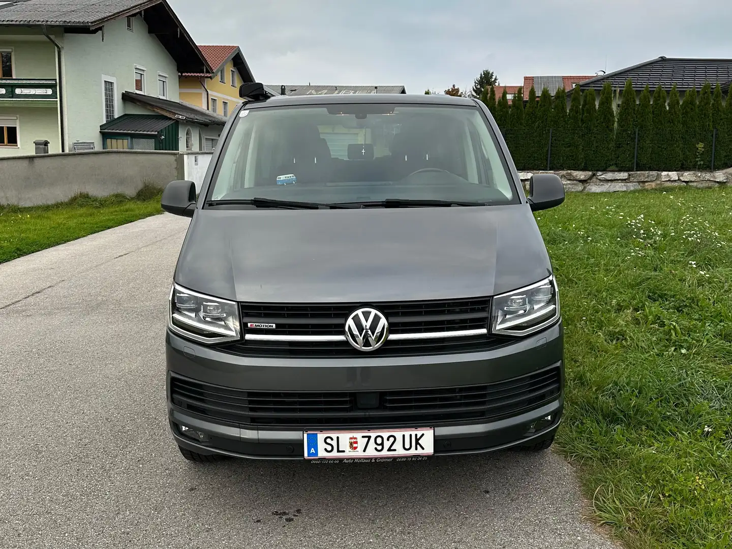 Volkswagen T6 Multivan Multivan Trendline 2,0 TDI 4Motion DSGTrendline Grau - 2