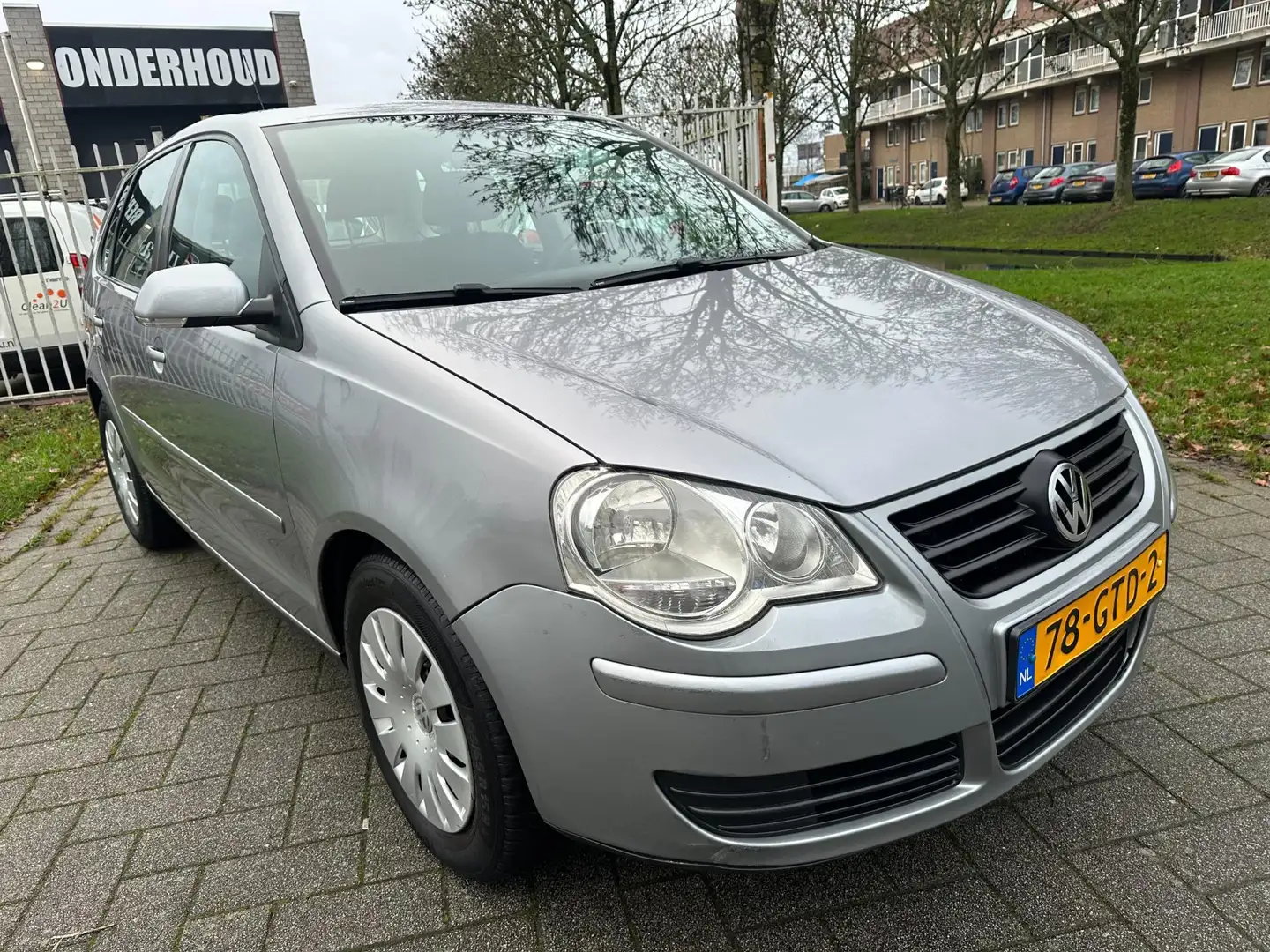 Volkswagen Polo 1.4-16V Comfortline Grau - 2
