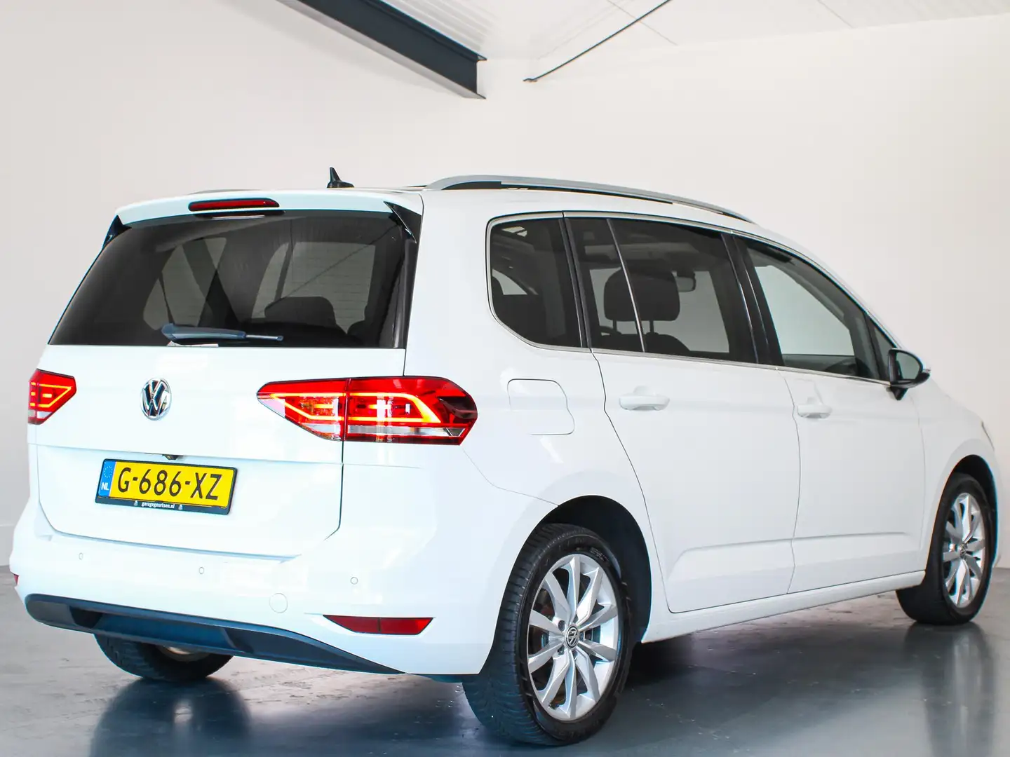 Volkswagen Touran 1.5 TSI Highline 7-Persoons, Panoramadak, Grote na Wit - 2