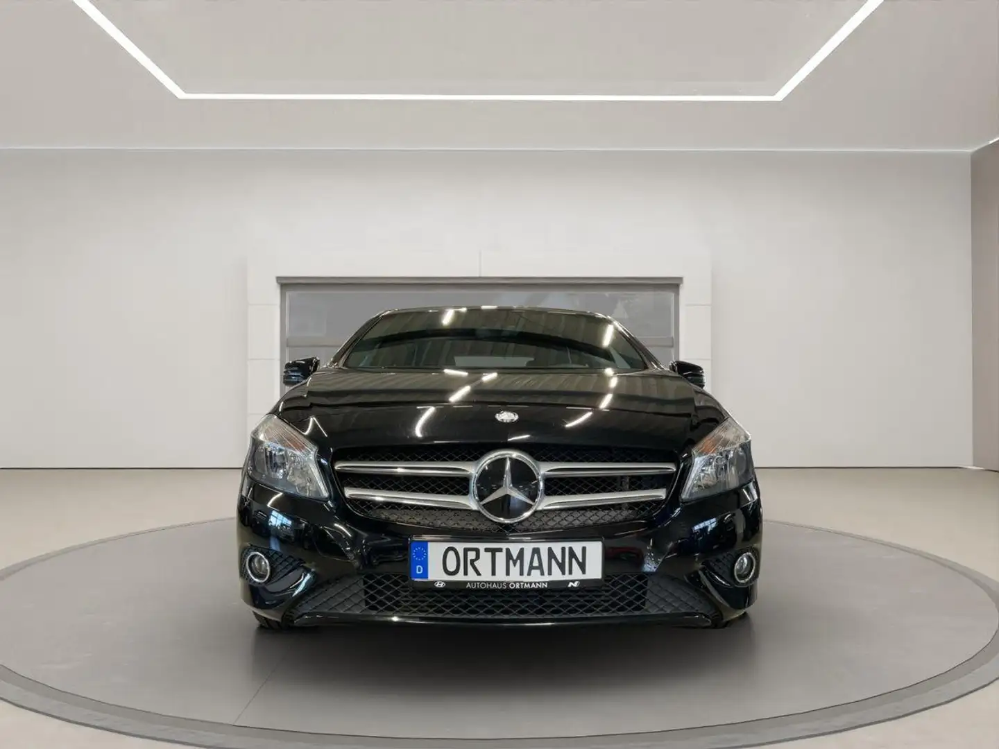 Mercedes-Benz A 180 1.6 Benzin "BlueEfficiency" Frontantrieb 6-Gang Schwarz - 2