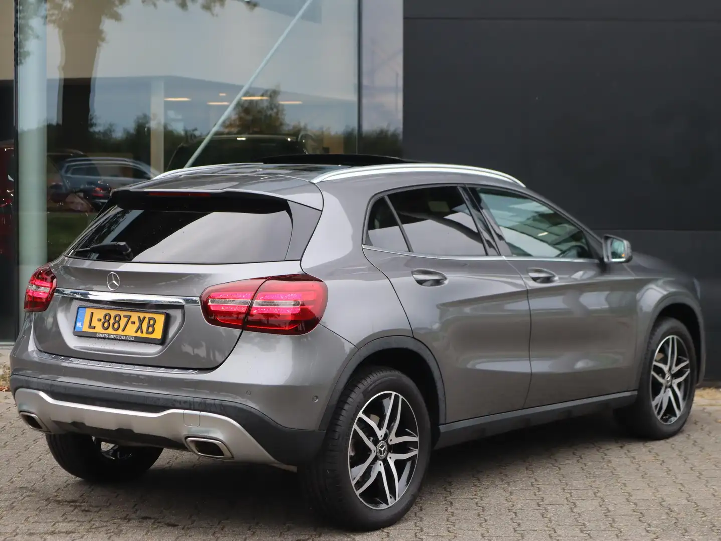 Mercedes-Benz GLA 200 Premium Plus Grijs - 2