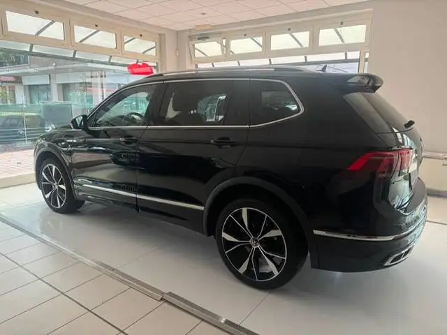 Volkswagen Tiguan view 3