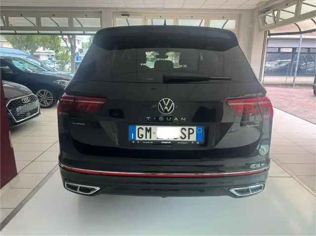 Volkswagen Tiguan view 4