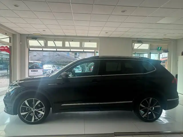 Volkswagen Tiguan view 2