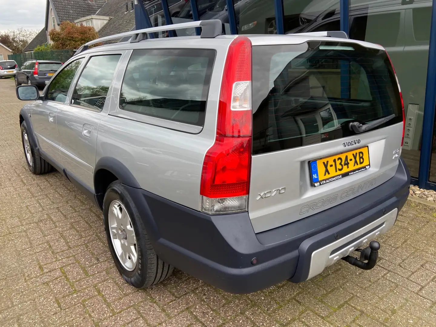 Volvo XC70 2.5 T Momentum Automaat / LEER / PDC / YOUNGTIMER Gri - 2