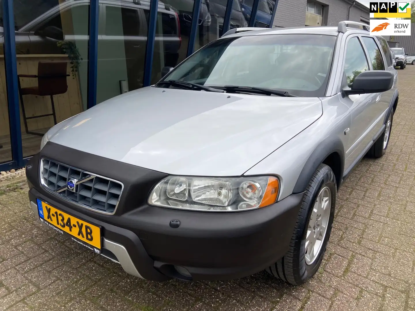 Volvo XC70 2.5 T Momentum Automaat / LEER / PDC / YOUNGTIMER Gri - 1