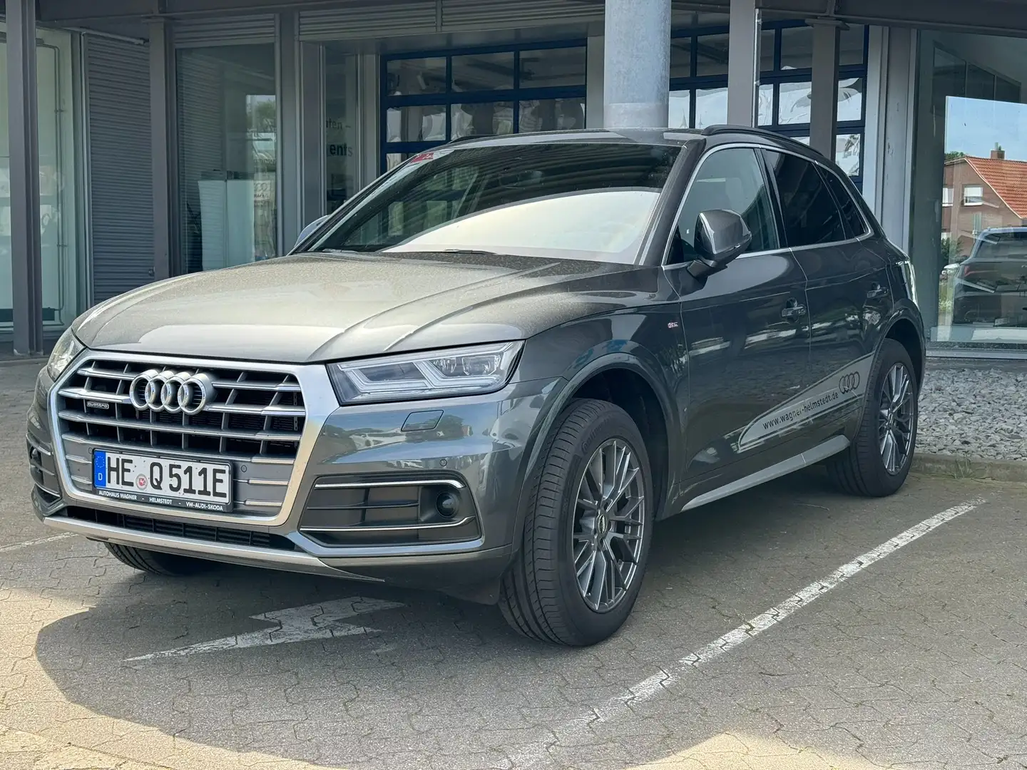 Audi Q5 50 TFSI e quattro sport Grau - 2