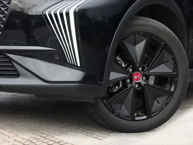 DS Automobiles DS 7 Crossback view 5