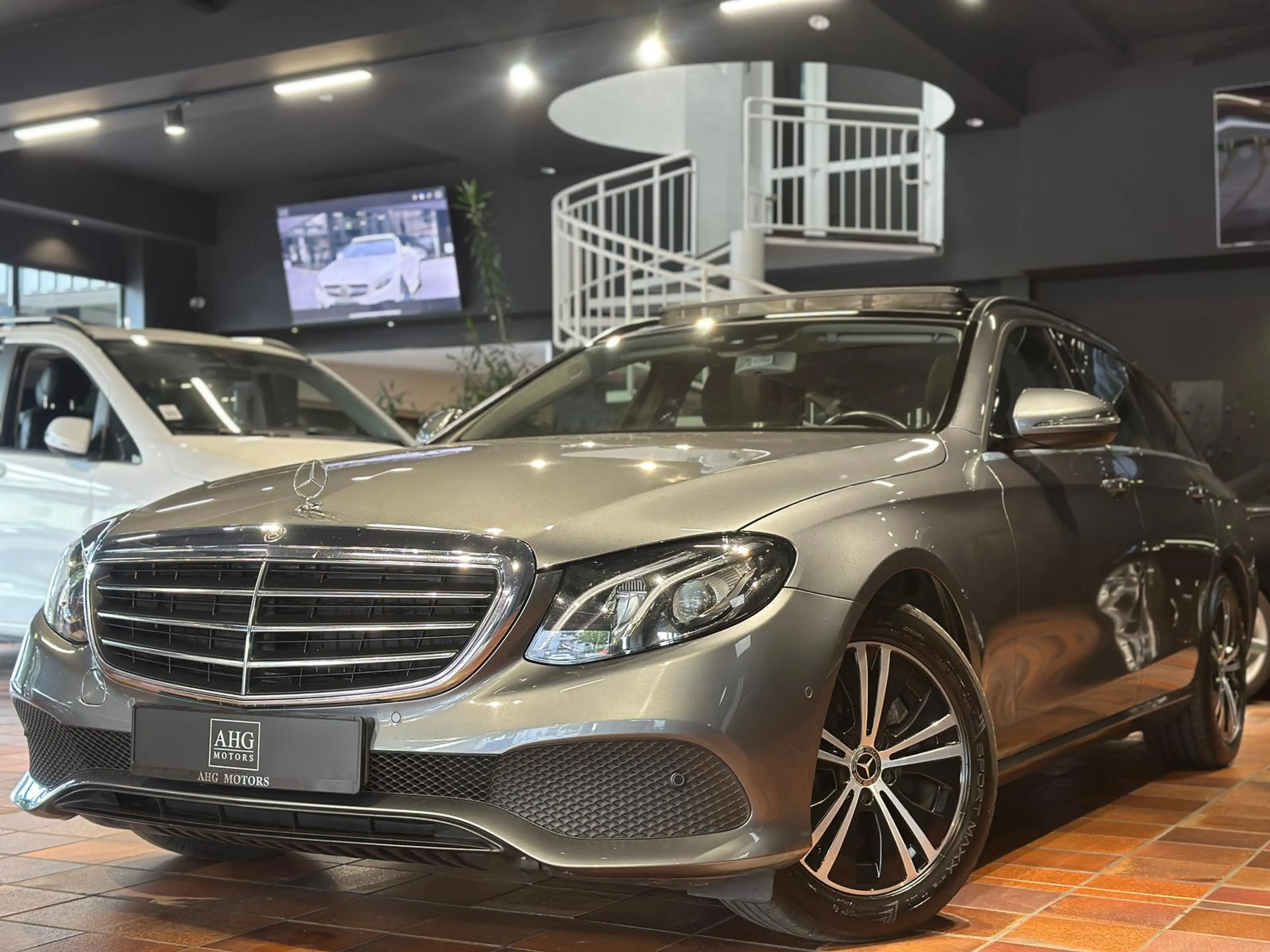 Mercedes-Benz E 200 T 4MATIC PANORAMA STANDHEIZUNG AHK COMAND LED BEHE