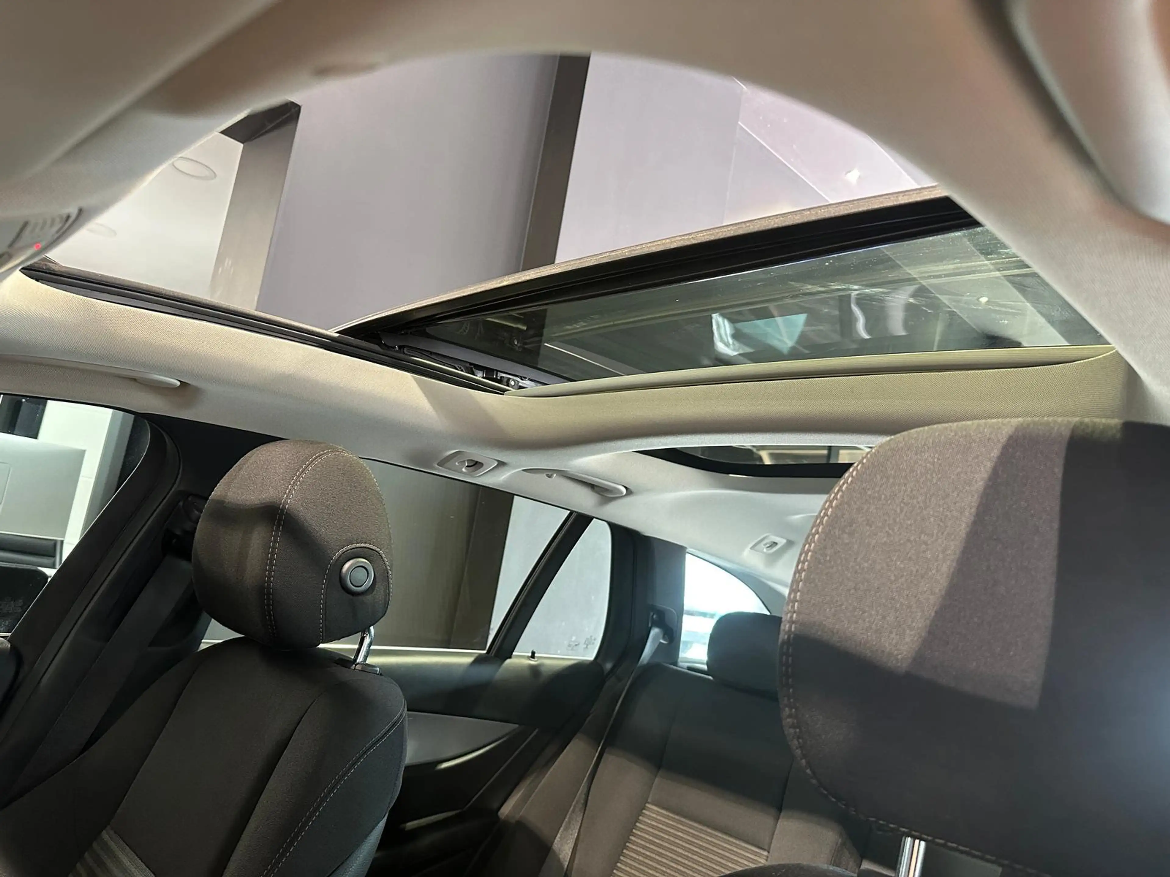 Mercedes-Benz E 200 T 4MATIC PANORAMA STANDHEIZUNG AHK COMAND LED BEHE — photo 12