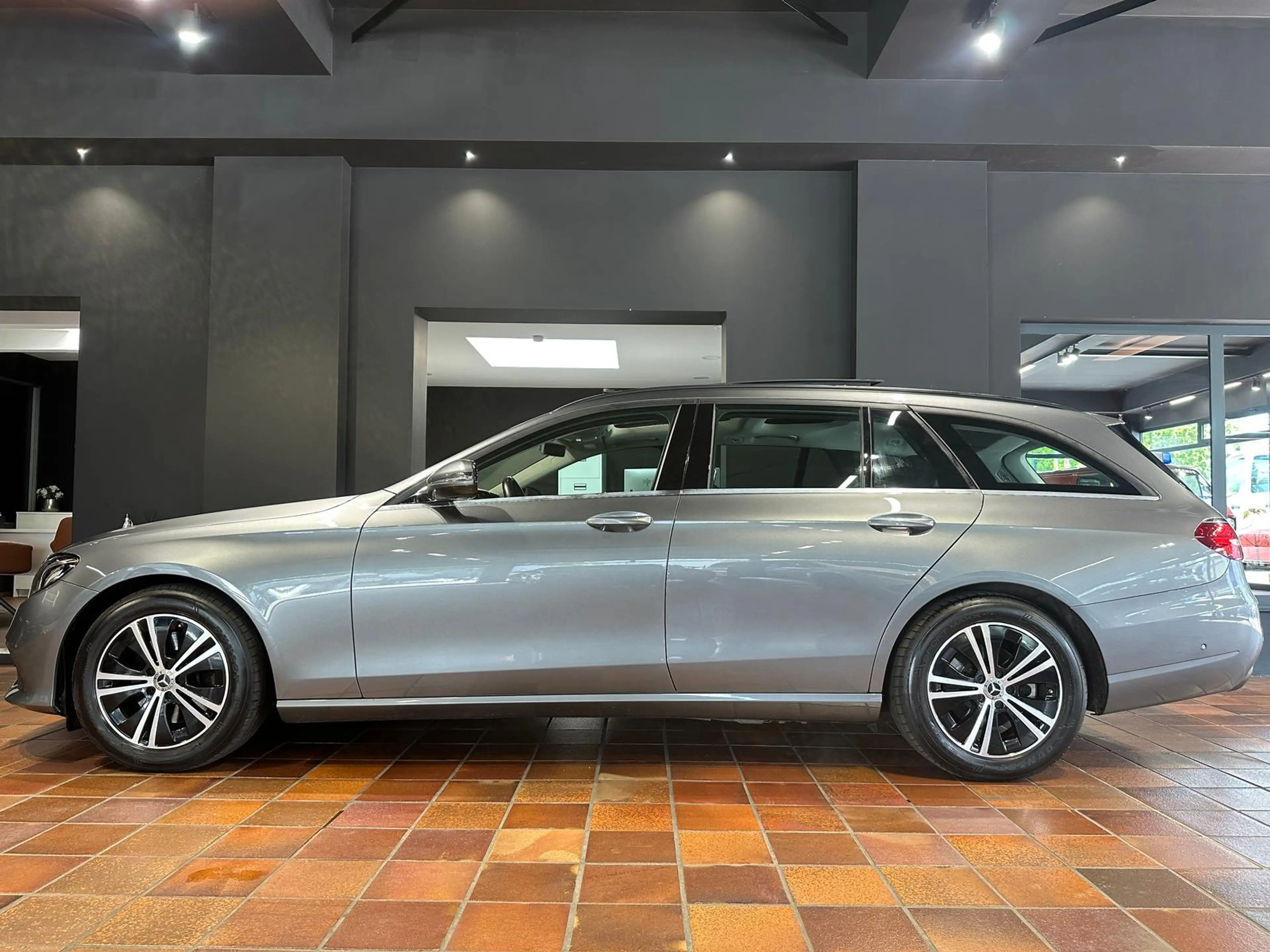 Mercedes-Benz E 200 T 4MATIC PANORAMA STANDHEIZUNG AHK COMAND LED BEHE — photo 2