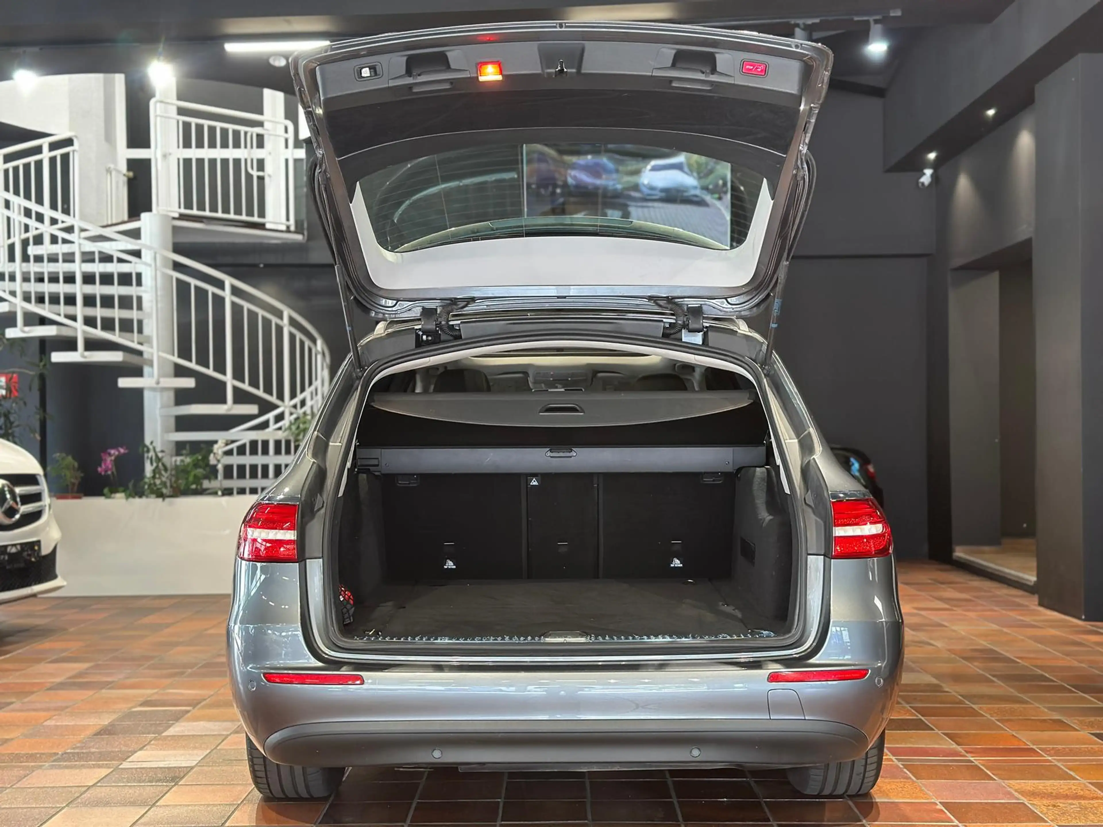 Mercedes-Benz E 200 T 4MATIC PANORAMA STANDHEIZUNG AHK COMAND LED BEHE — photo 5