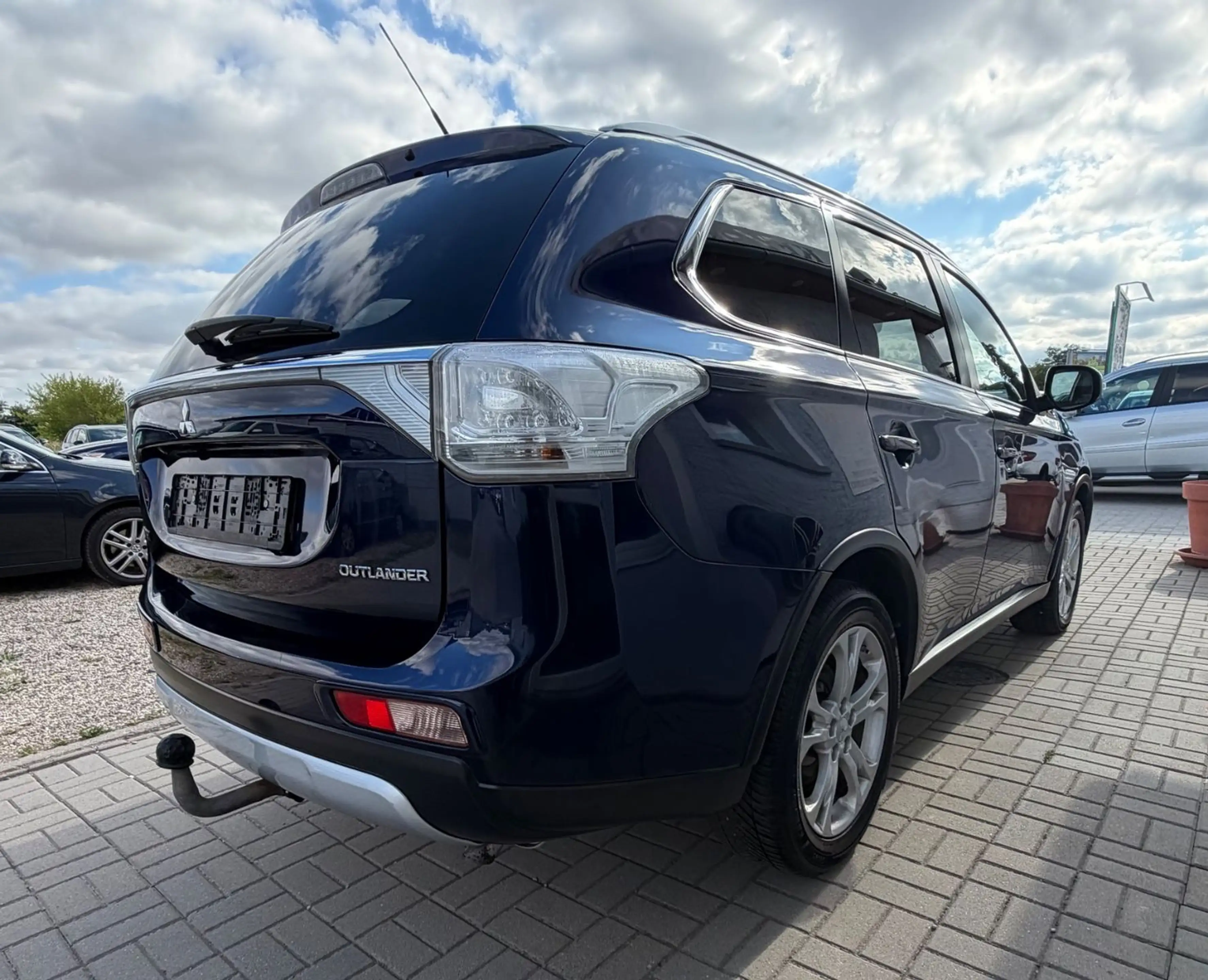 Mitsubishi Outlander Diamant Edition 4WD* 1Hand*NAVI*Kamera — photo 4