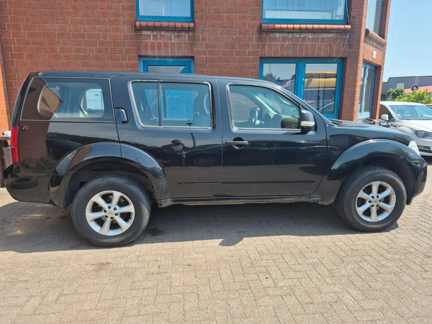 Nissan Pathfinder 2.5 dCi LE 7 Sitze Klima Schwarz - 1