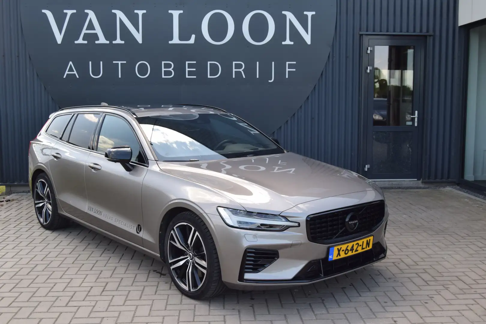 Volvo V60 T8 Recharge AWD R-Design, 360 camera, 19" LMV, ada Beige - 2