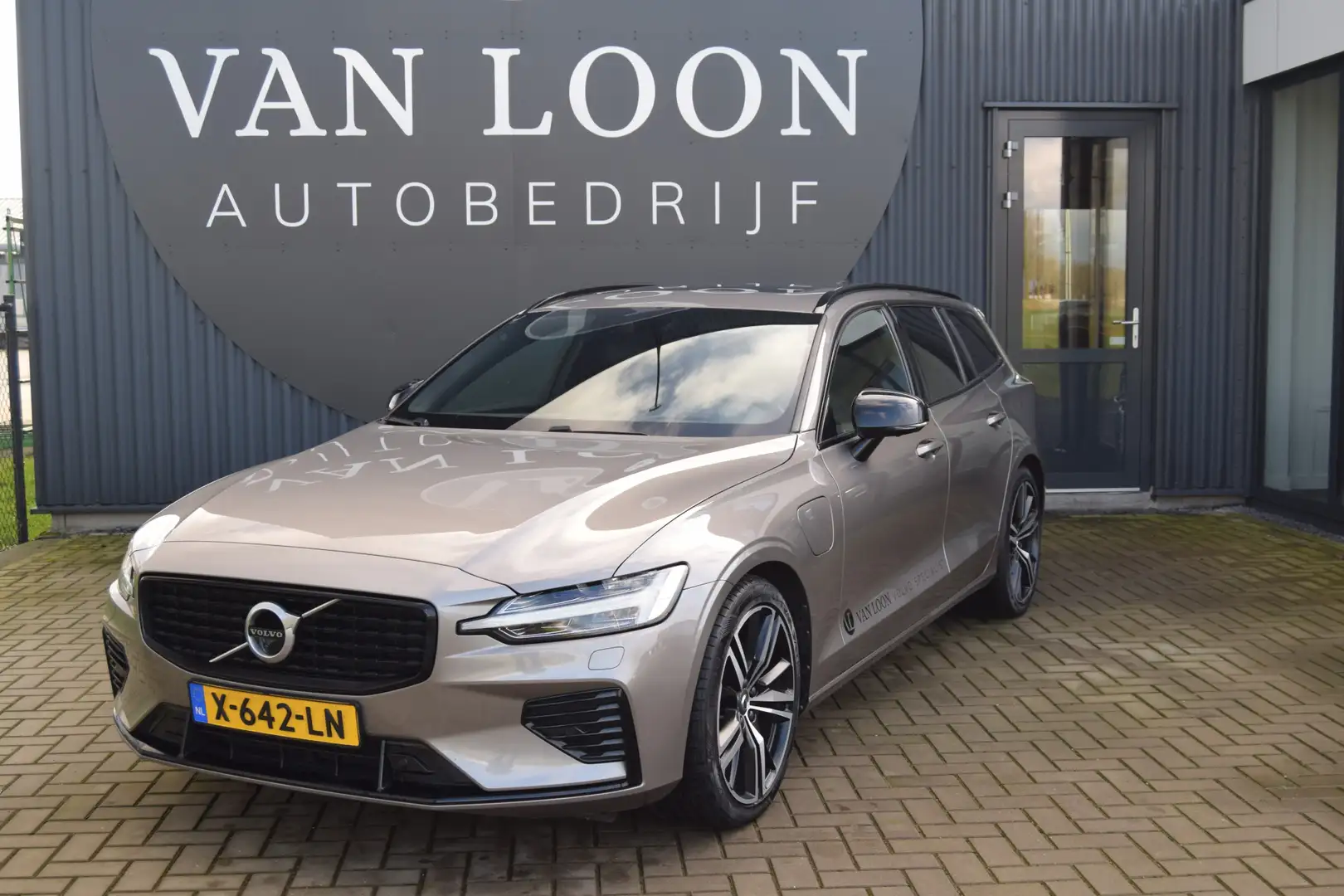 Volvo V60 T8 Recharge AWD R-Design, 360 camera, 19" LMV, ada Beige - 1