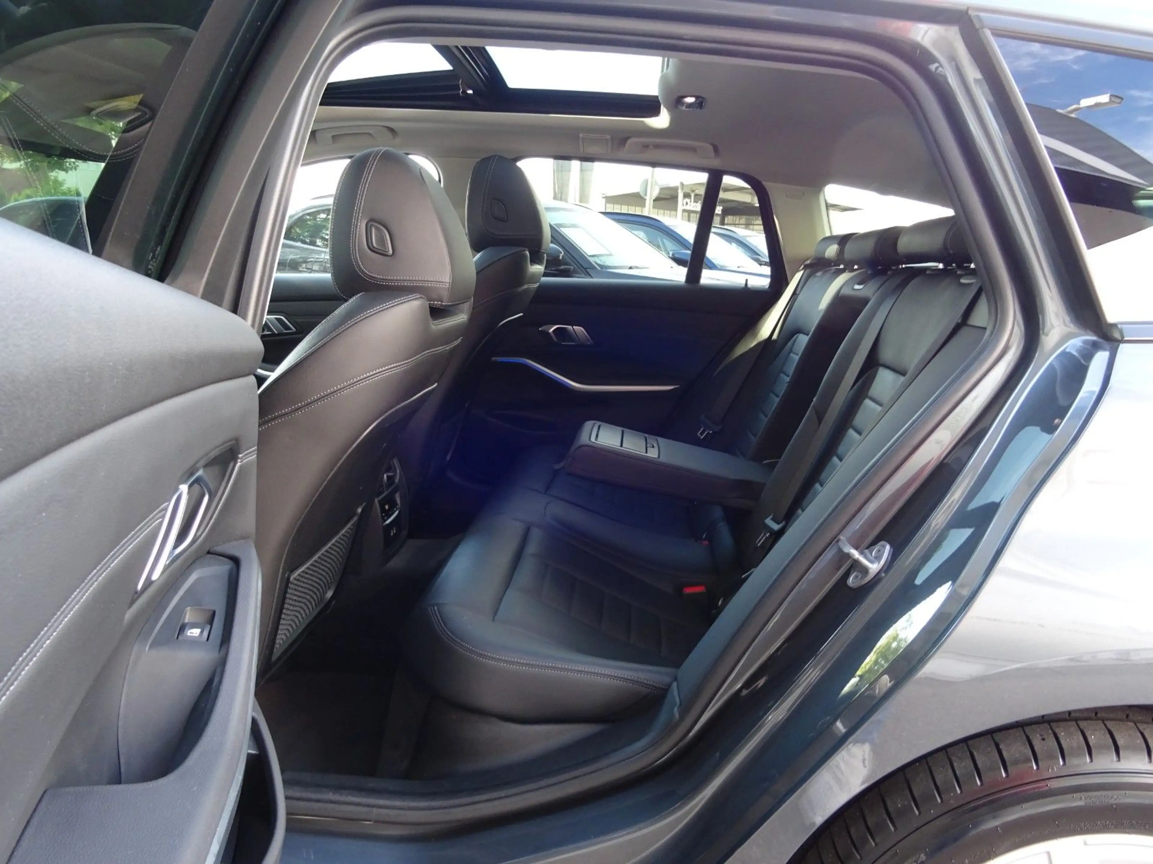 BMW 320 d Touring Standh. Navi Leder Laser ACC Pano — photo 10