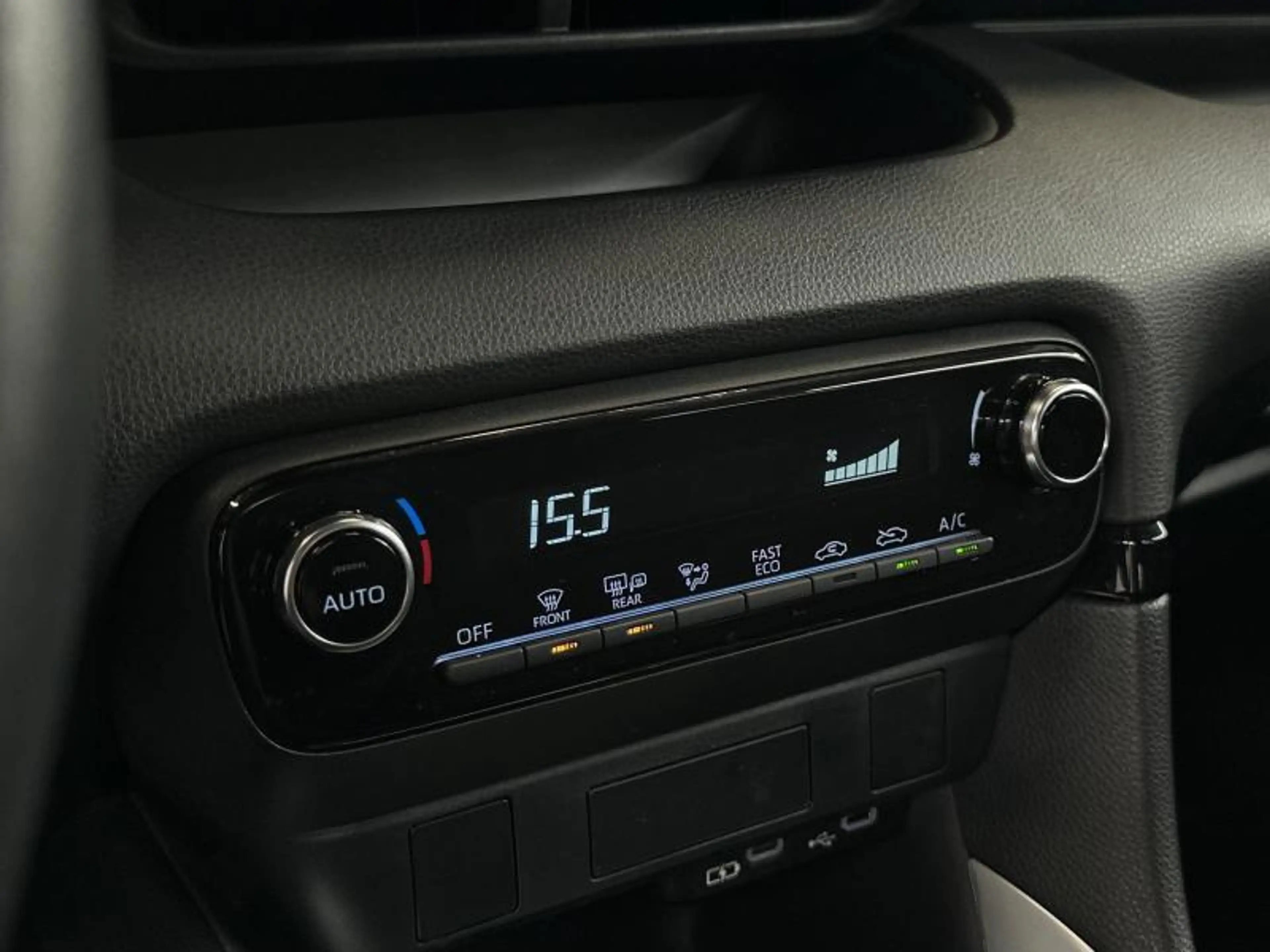 Toyota Yaris Dynamic — photo 24
