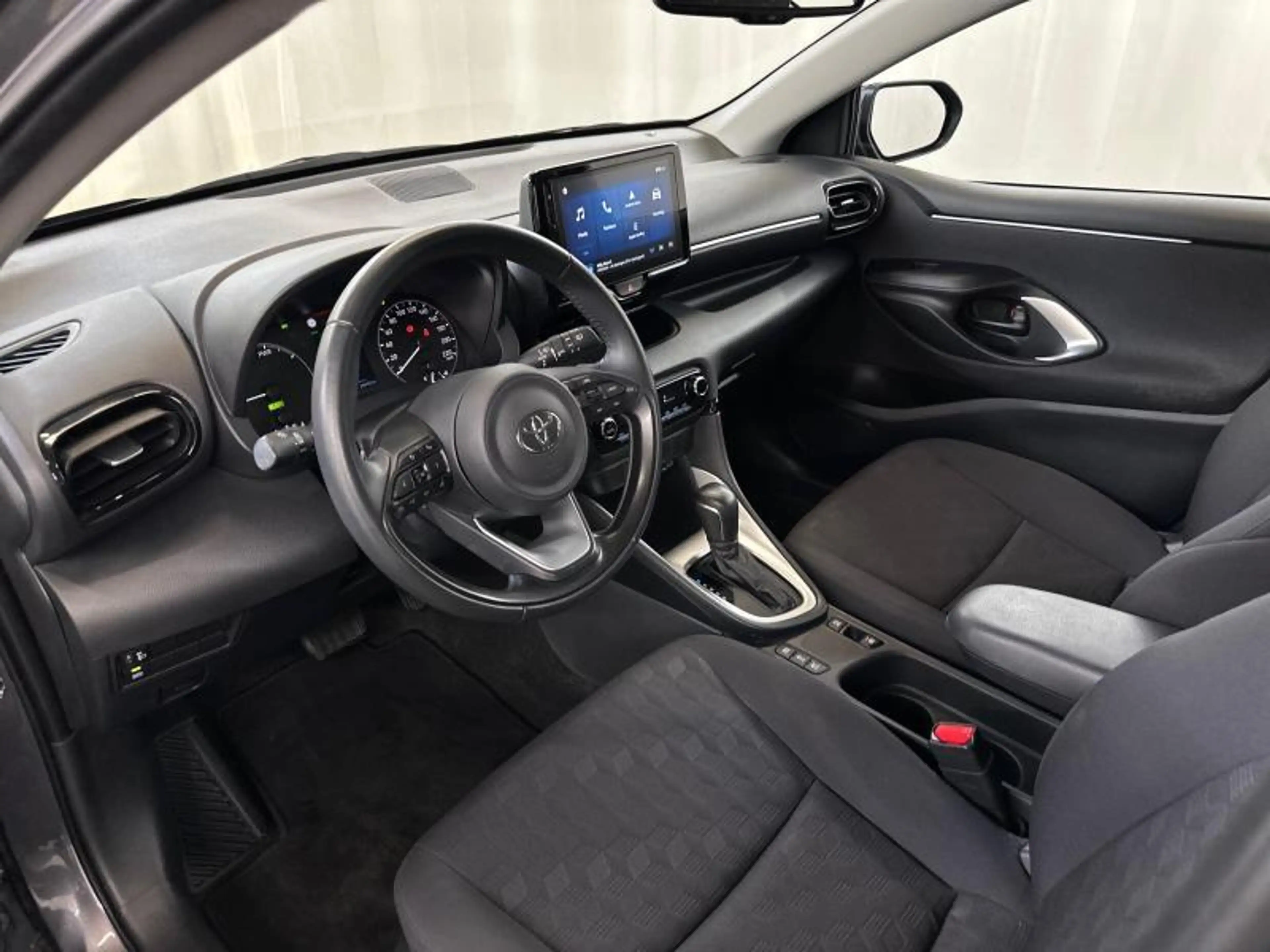 Toyota Yaris Dynamic — photo 18