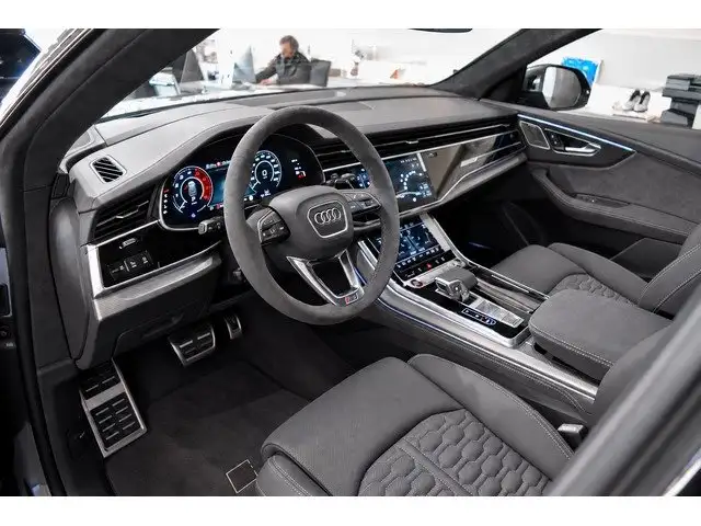 Audi RS Q8 view 3
