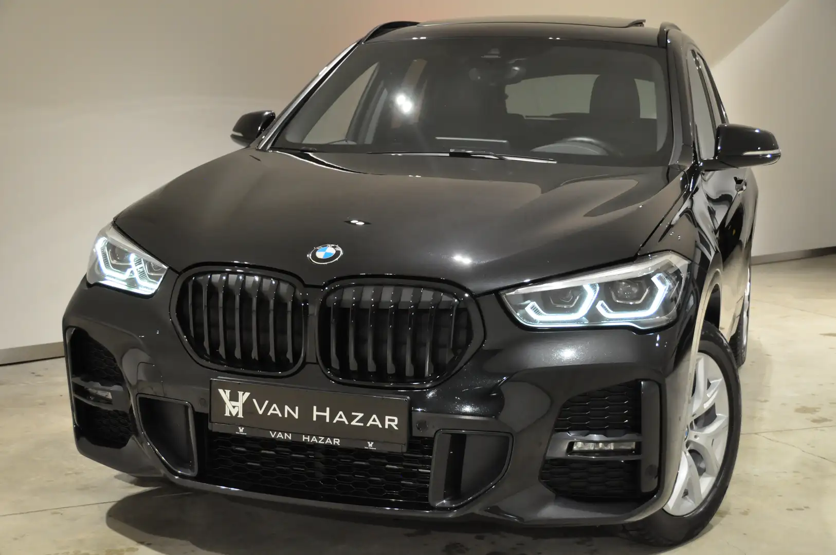 BMW X1 sDrive18iA M Sport PANO | PRO GPS | HAED UP | CAM Zwart - 1