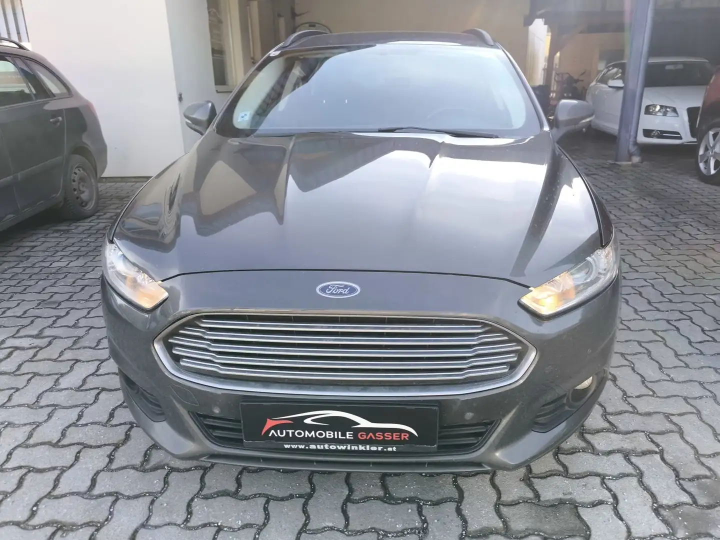 Ford Mondeo Traveller Trend 2,0 TDCi Aut. Grau - 2