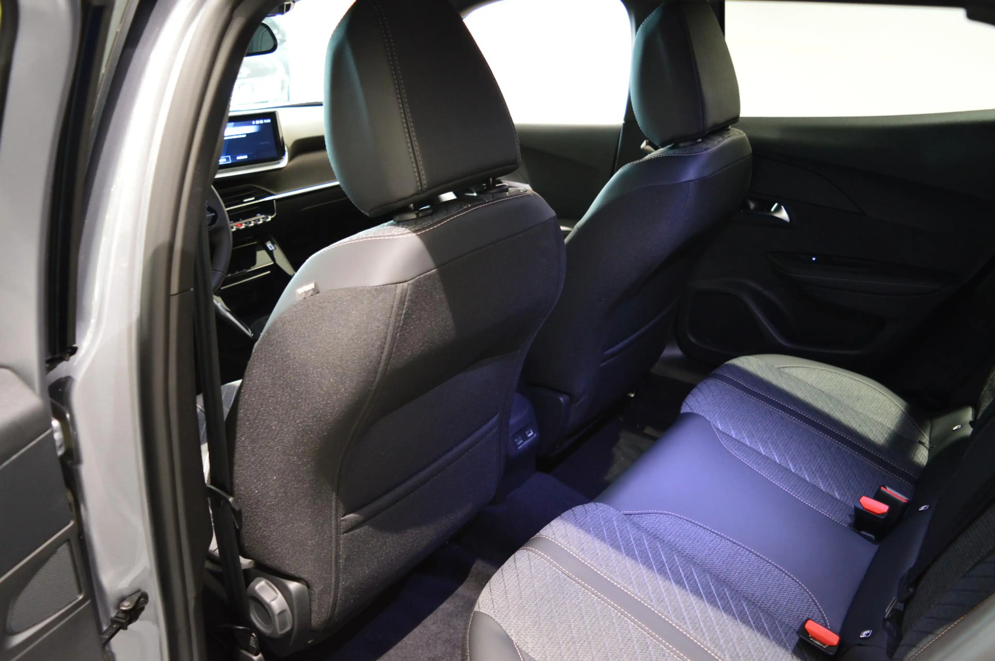 Peugeot 2008 100 Allure | Navigatie | Climate control | Apple C — photo 11
