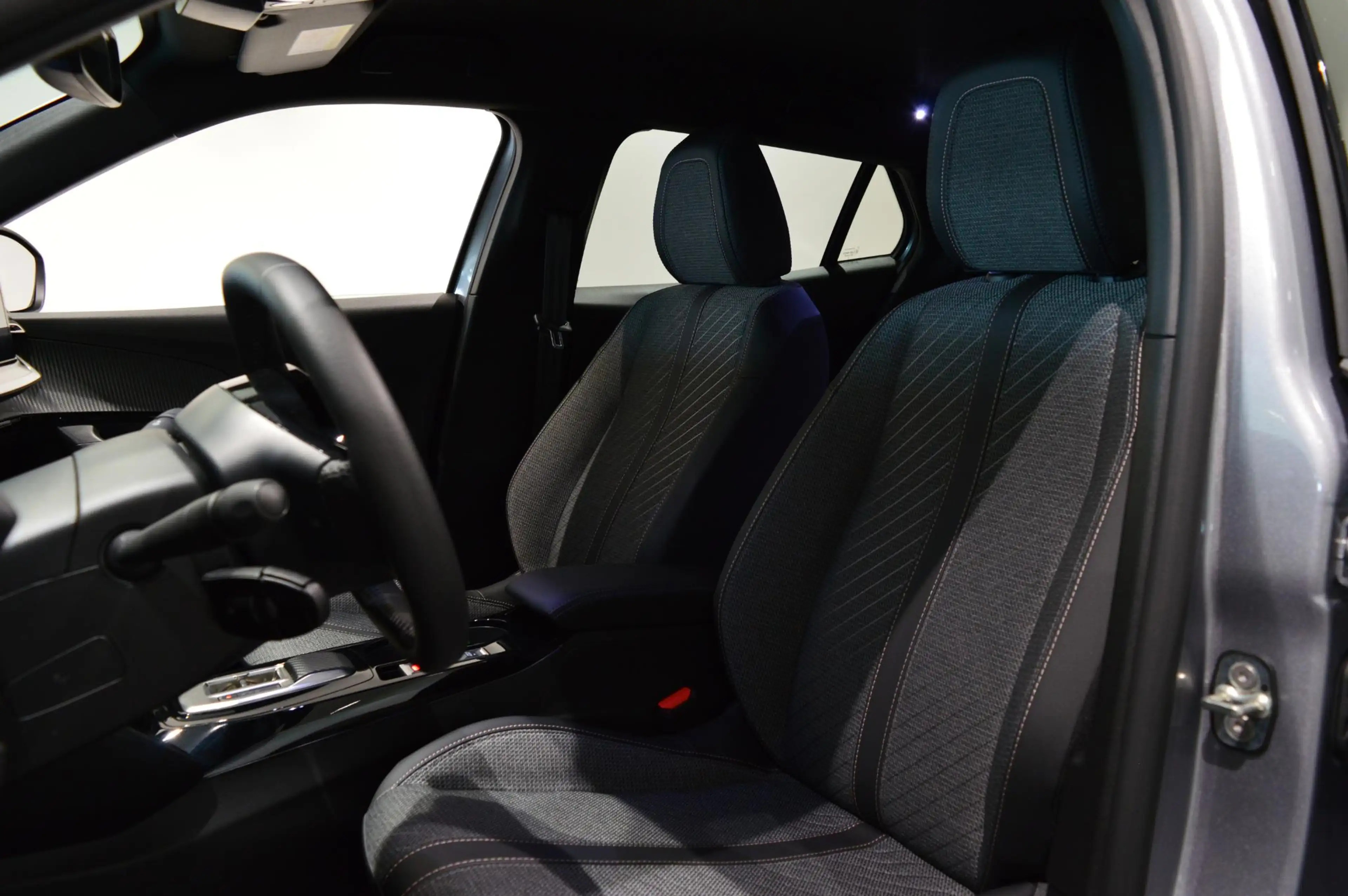 Peugeot 2008 100 Allure | Navigatie | Climate control | Apple C — photo 9