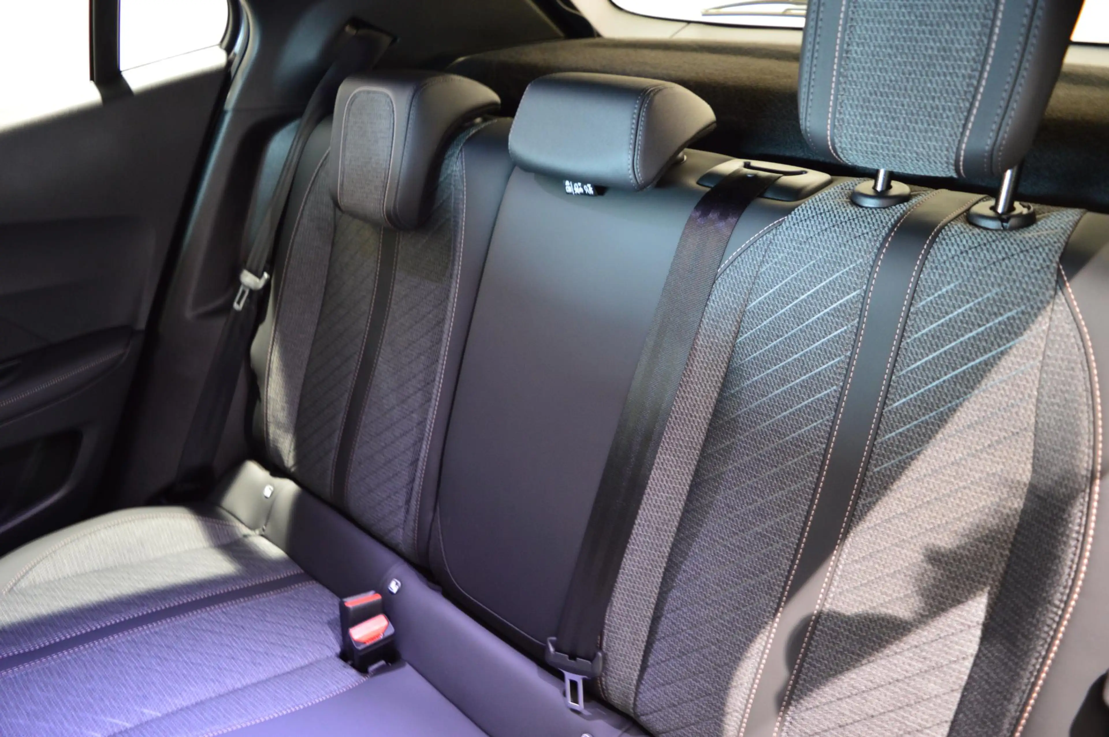 Peugeot 2008 100 Allure | Navigatie | Climate control | Apple C — photo 10