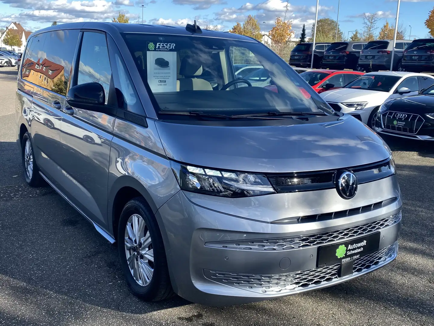 Volkswagen T7 Multivan 2.0 TDI lang AHK NAVI VIRT KAM SHZ Argento - 2