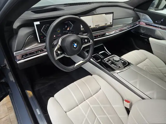 BMW 7 Series view 8