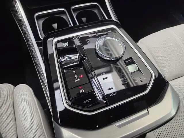 BMW 7 Series view 11