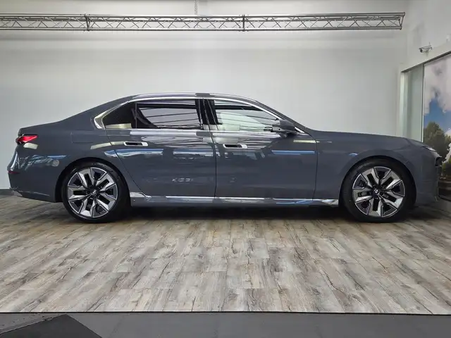 BMW 7 Series view 4