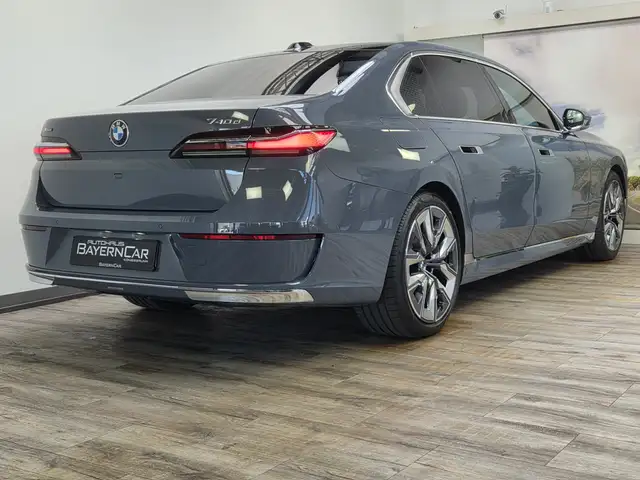 BMW 7 Series view 6