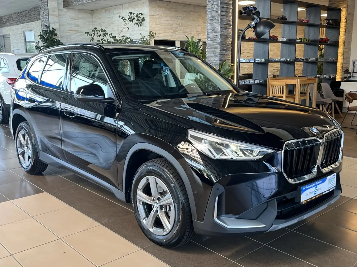 BMW X1 20 d xDrive*AHK*LED*Navi*R-Cam*CarPlay*SHZ* Schwarz - 1