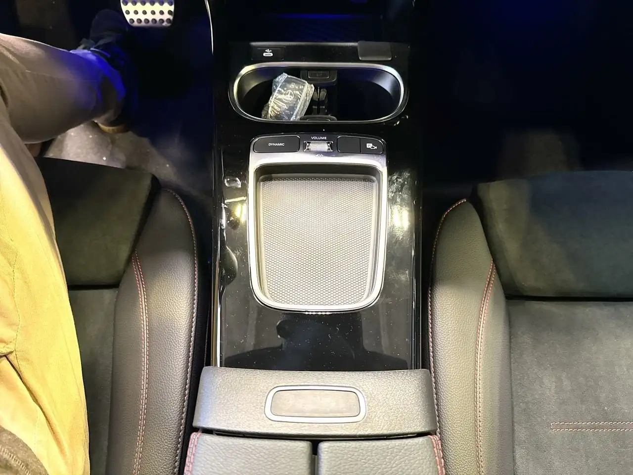 Mercedes-Benz CLA снимка Mercedes-Benz CLA