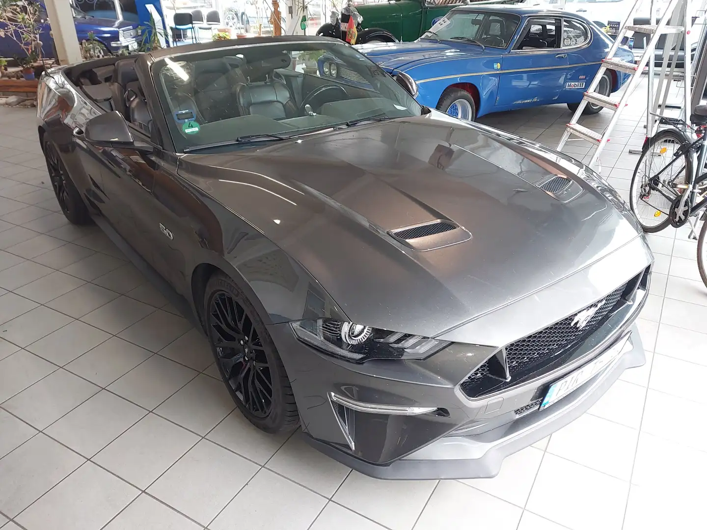 Ford Mustang GT Convertible Grau - 2