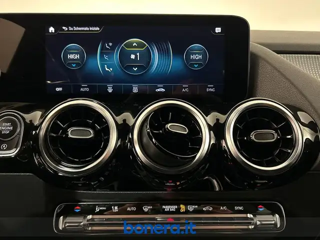 Mercedes-Benz Gla view 15