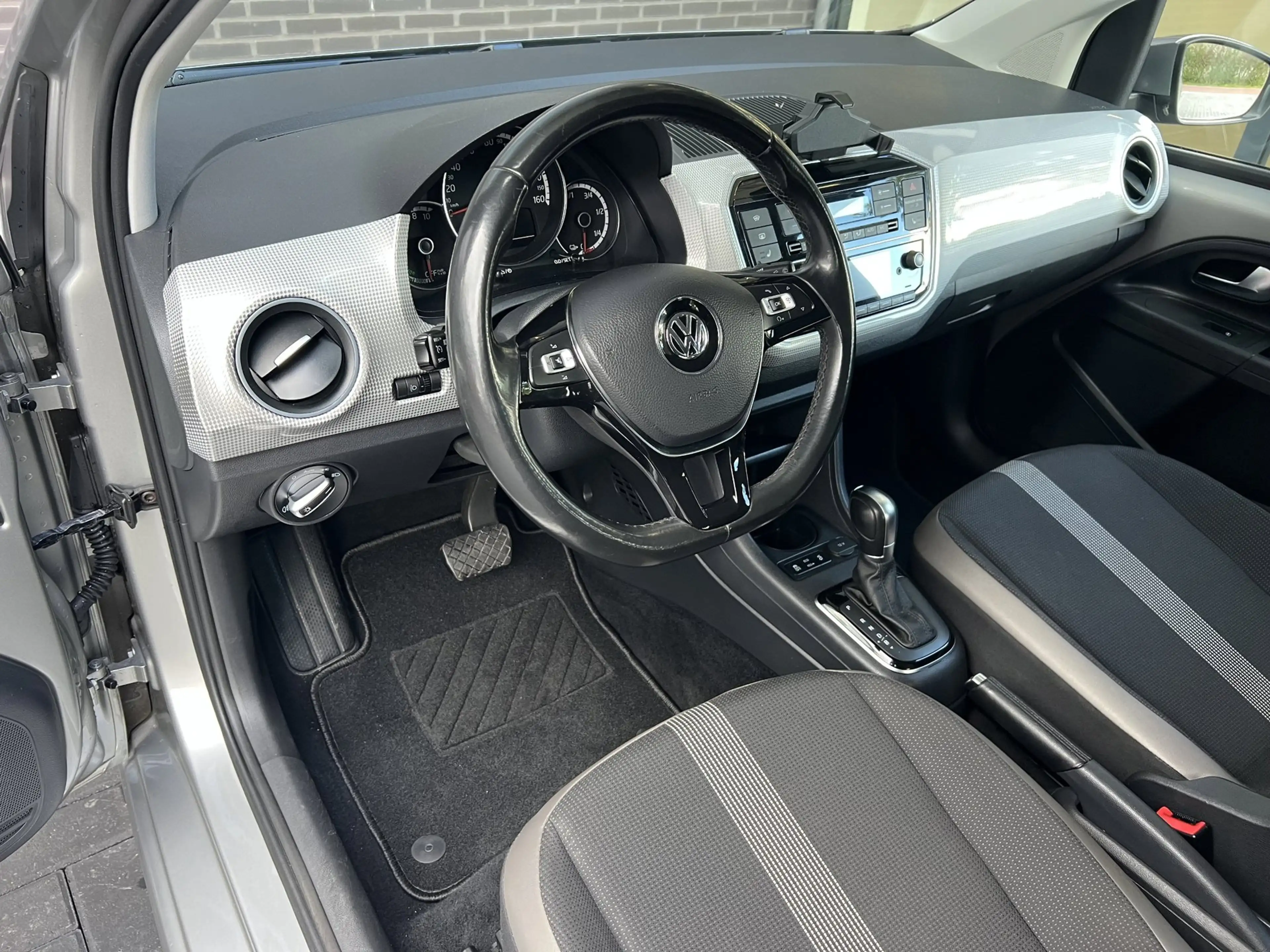 Volkswagen e-up! | Camera | Clima | LM | Cruise — photo 3